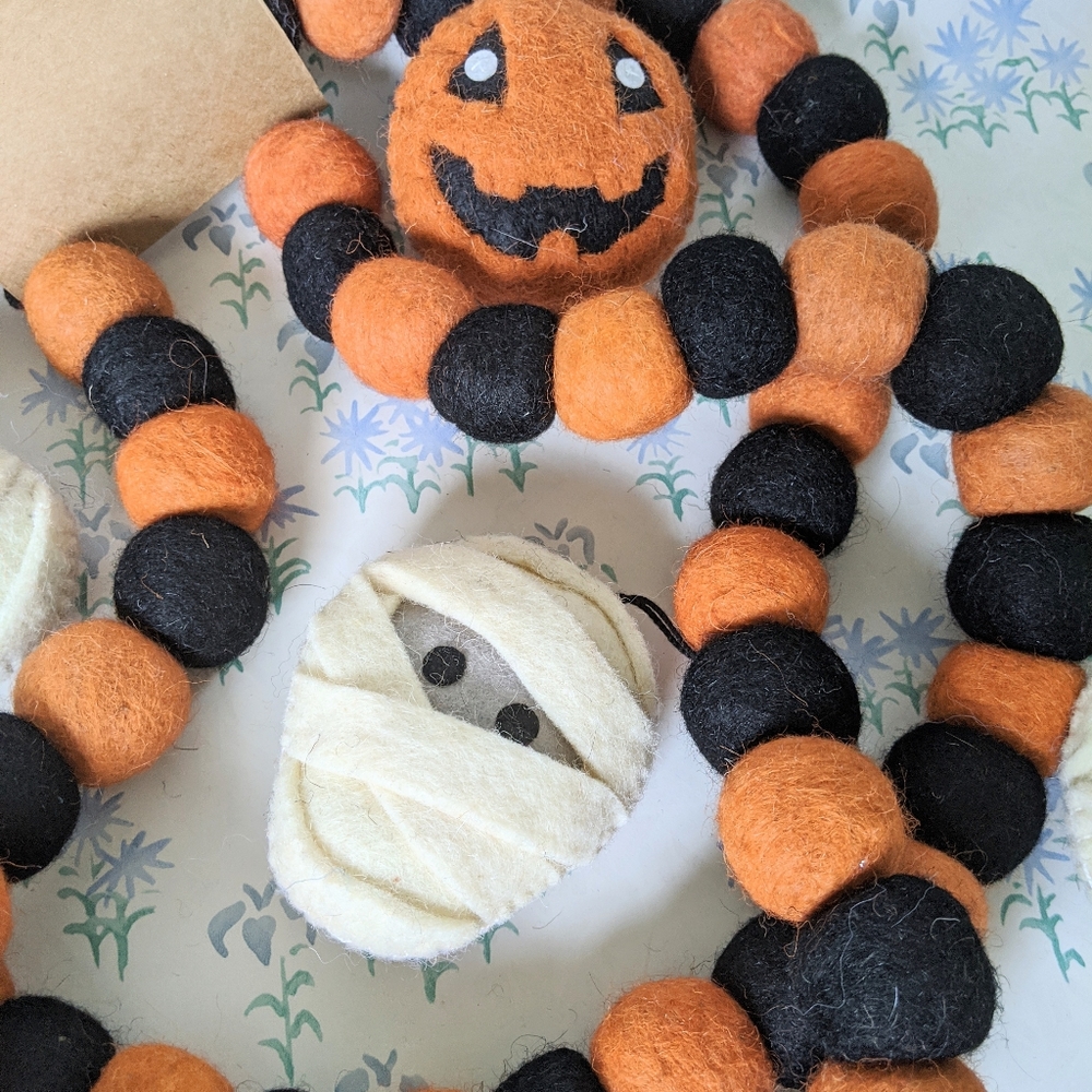 NEW Candy Corn Pom Pom Felt Mummy Pumpkin Garland - Picture 3 of 4